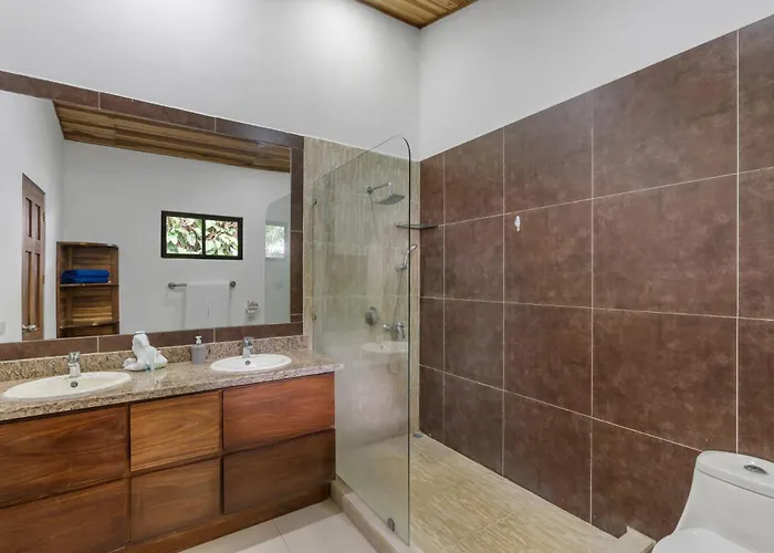 Сasa de vacaciones Spacious 3-bedroom Coastal With Shared Pool, Outdoor Living & Steps To Playa *
