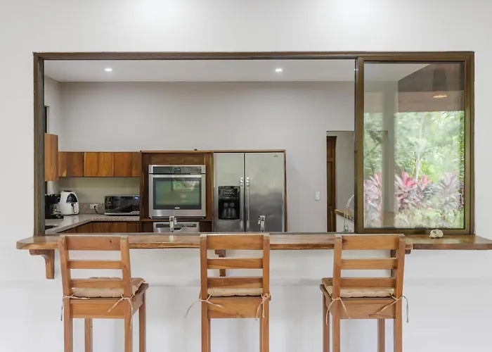 Spacious 3-bedroom Coastal With Shared Pool, Outdoor Living & Steps To Playa Сasa de vacaciones Potrero (Guanacaste)