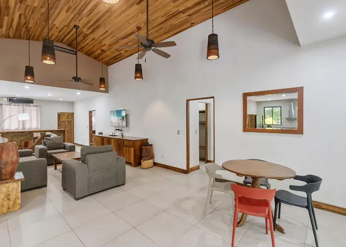 Spacious 3-bedroom Coastal With Shared Pool, Outdoor Living & Steps To Playa Сasa de vacaciones *