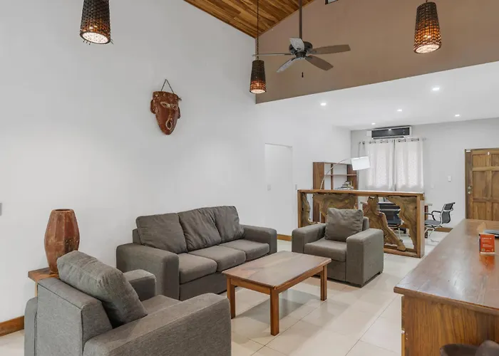 Spacious 3-bedroom Coastal With Shared Pool, Outdoor Living & Steps To Playa Сasa de vacaciones Potrero (Guanacaste)