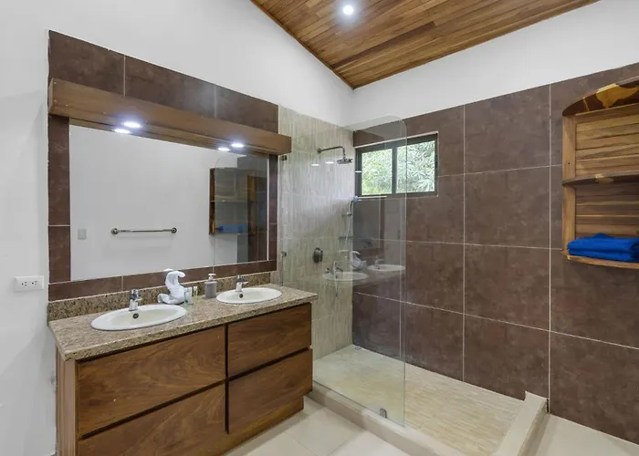 Spacious 3-bedroom Coastal With Shared Pool, Outdoor Living & Steps To Playa Potrero (Guanacaste)