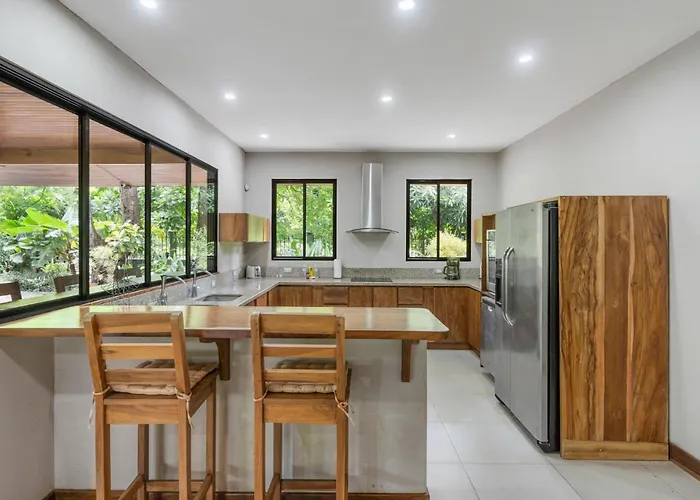 Сasa de vacaciones Spacious 3-bedroom Coastal With Shared Pool, Outdoor Living & Steps To Playa