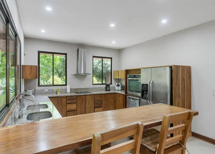 Spacious 3-bedroom Coastal With Shared Pool, Outdoor Living & Steps To Playa Сasa de vacaciones