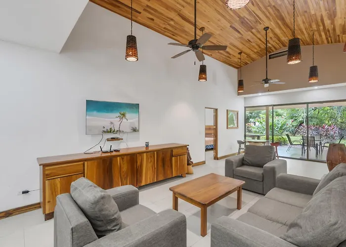 Spacious 3-bedroom Coastal With Shared Pool, Outdoor Living & Steps To Playa Сasa de vacaciones