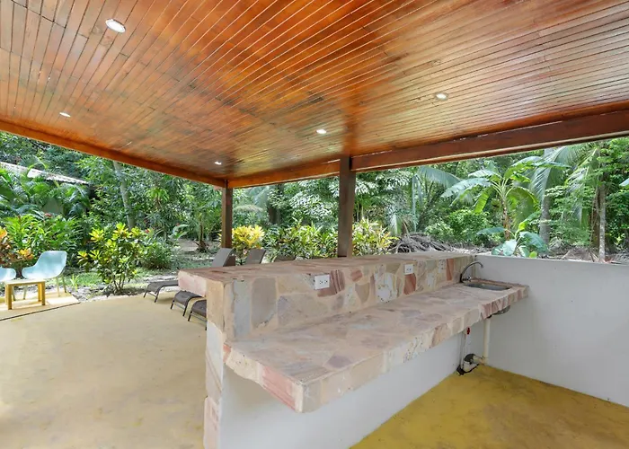 Spacious 3-bedroom Coastal With Shared Pool, Outdoor Living & Steps To Playa Сasa de vacaciones *