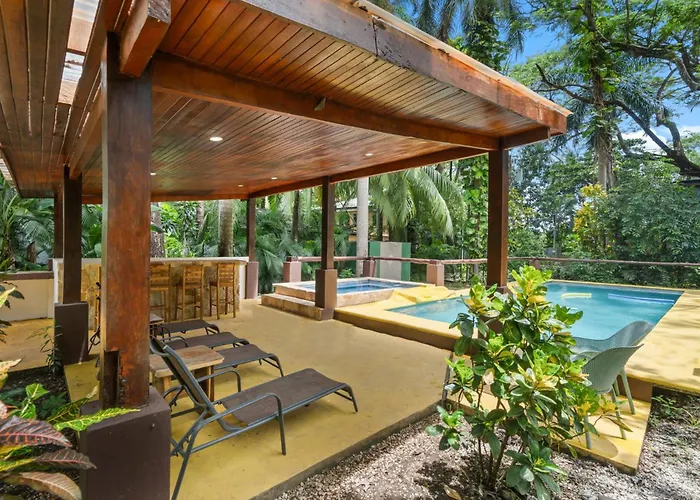 Сasa de vacaciones Spacious 3-bedroom Coastal With Shared Pool, Outdoor Living & Steps To Playa Potrero (Guanacaste)
