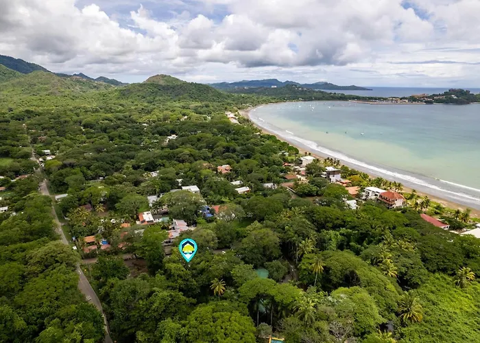 Сasa de vacaciones Spacious 3-bedroom Coastal With Shared Pool, Outdoor Living & Steps To Playa *