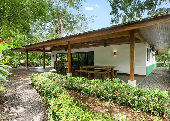 Spacious 3-bedroom Coastal With Shared Pool, Outdoor Living & Steps To Playa Сasa de vacaciones *