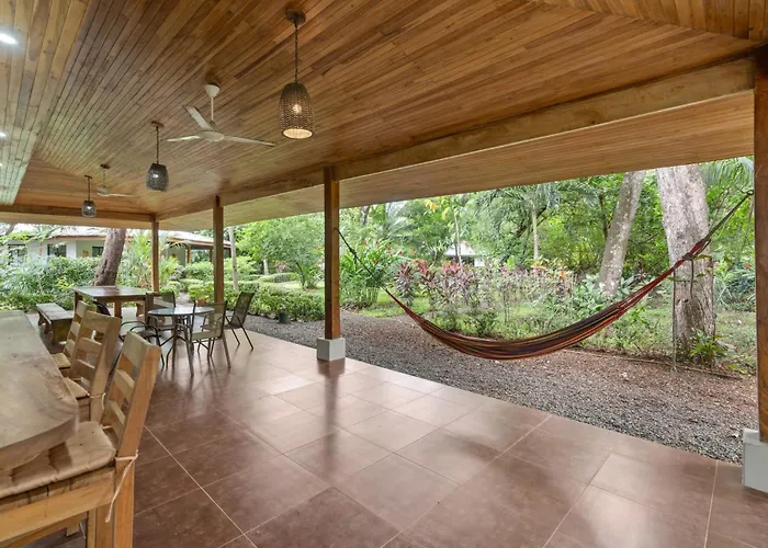 Spacious 3-bedroom Coastal With Shared Pool, Outdoor Living & Steps To Playa Сasa de vacaciones *