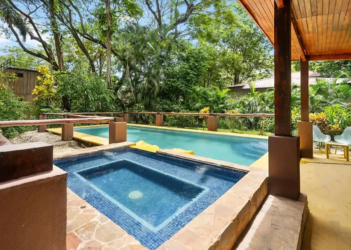 Сasa de vacaciones Spacious 3-bedroom Coastal With Shared Pool, Outdoor Living & Steps To Playa