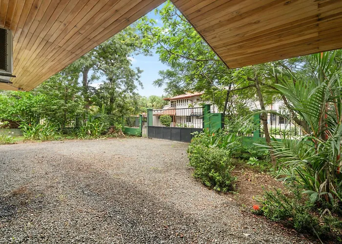Сasa de vacaciones Spacious 3-bedroom Coastal With Shared Pool, Outdoor Living & Steps To Playa Potrero (Guanacaste)