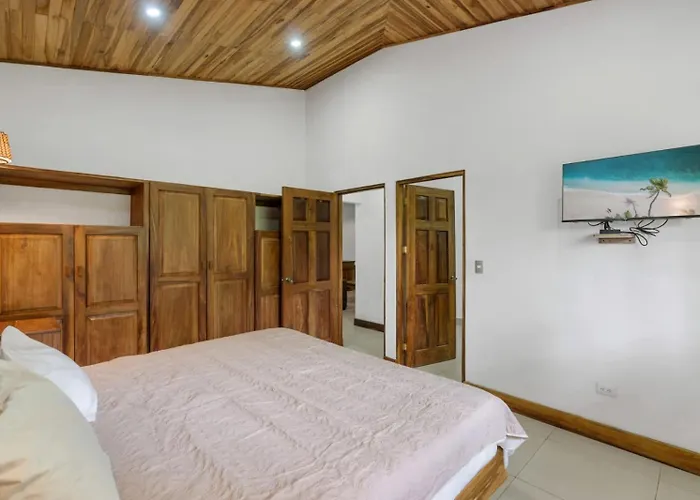Spacious 3-bedroom Coastal With Shared Pool, Outdoor Living & Steps To Playa