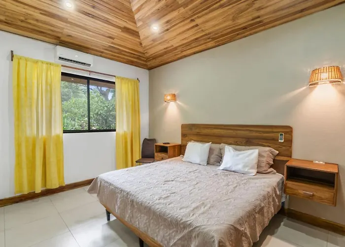 Сasa de vacaciones Spacious 3-bedroom Coastal With Shared Pool, Outdoor Living & Steps To Playa