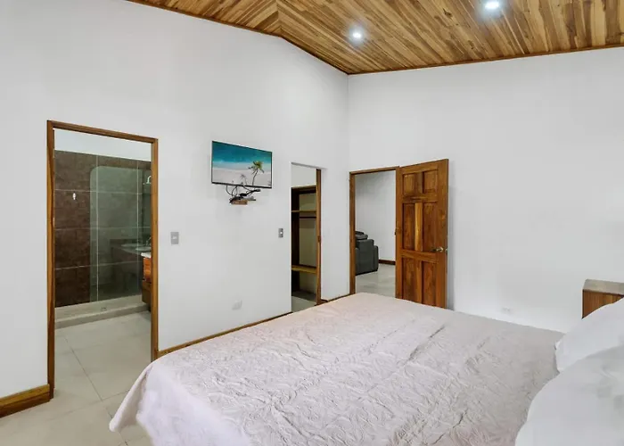 Spacious 3-bedroom Coastal With Shared Pool, Outdoor Living & Steps To Playa