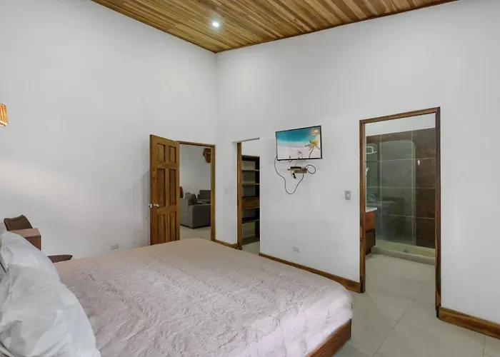 Сasa de vacaciones Spacious 3-bedroom Coastal With Shared Pool, Outdoor Living & Steps To Playa Potrero (Guanacaste)